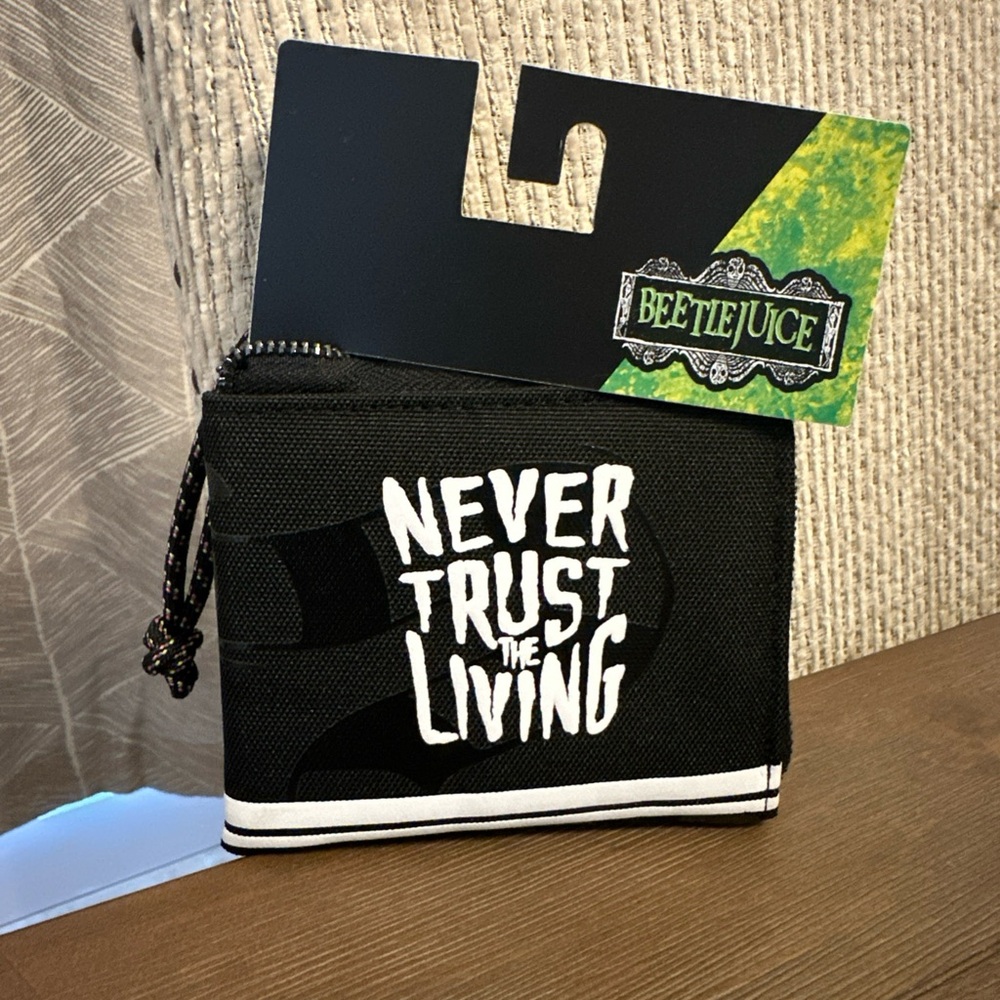 NWT Beetlejuice Never‎ Trust The Living Mini Zipper Wallet Bioworld
